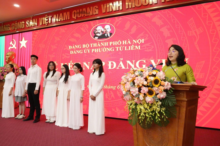 Phường Từ Liêm tổ chức Lễ kết nạp đảng viên đối với học sinh THPT – Dấu ấn trong công tác phát triển đảng viên trẻ- Ảnh 2.