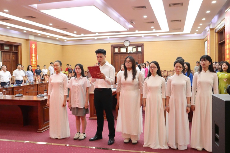 Phường Từ Liêm tổ chức Lễ kết nạp đảng viên đối với học sinh THPT – Dấu ấn trong công tác phát triển đảng viên trẻ- Ảnh 3.