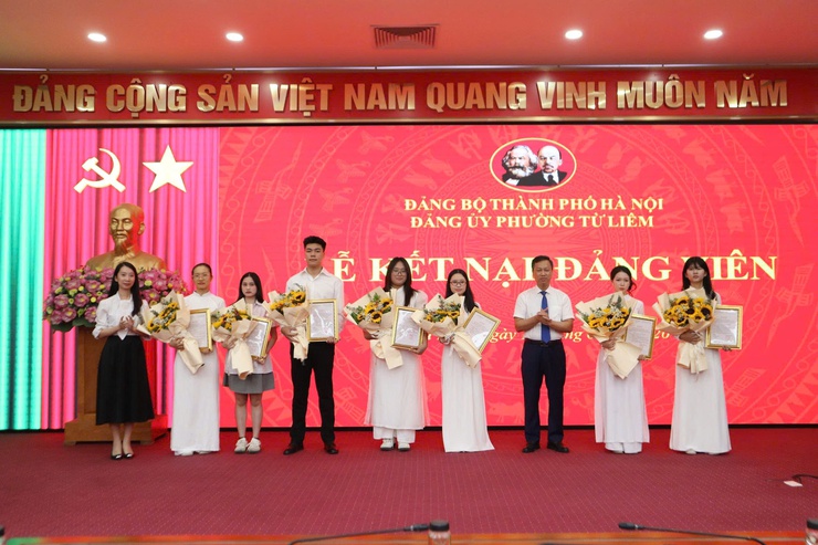 Phường Từ Liêm tổ chức Lễ kết nạp đảng viên đối với học sinh THPT – Dấu ấn trong công tác phát triển đảng viên trẻ- Ảnh 6.