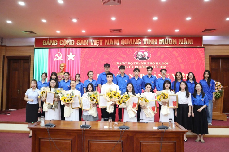 Phường Từ Liêm tổ chức Lễ kết nạp đảng viên đối với học sinh THPT – Dấu ấn trong công tác phát triển đảng viên trẻ- Ảnh 7.