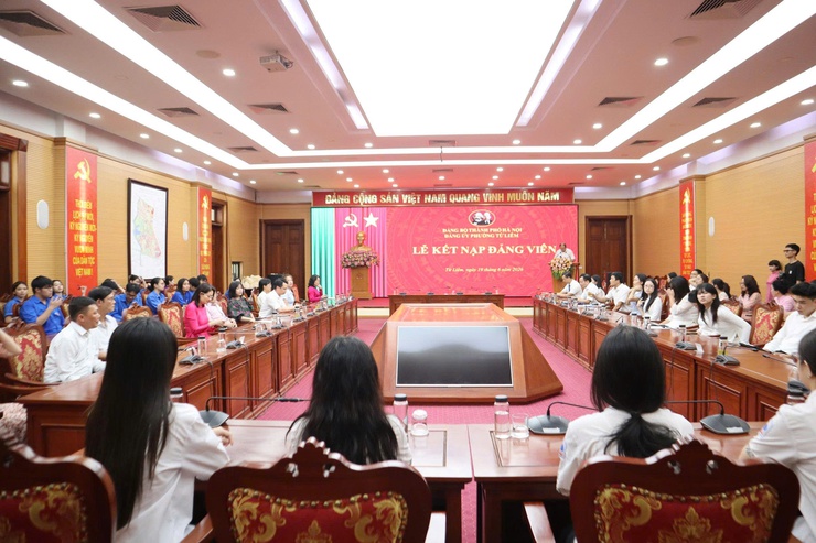 Phường Từ Liêm tổ chức Lễ kết nạp đảng viên đối với học sinh THPT – Dấu ấn trong công tác phát triển đảng viên trẻ- Ảnh 1.