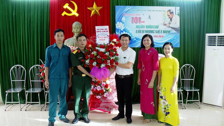 Lãnh đạo xã Ứng Hoà động viên, chúc mừng Trung tâm Dịch vụ tổng hợp xã nhân kỷ niệm 101 năm ngày báo chí cách mạng Việt Nam (21/6/1925 -21/6/2026).- Ảnh 3.