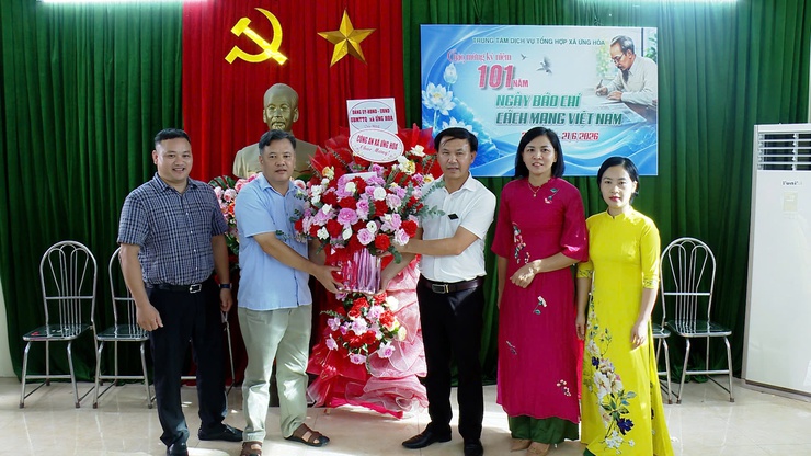 Lãnh đạo xã Ứng Hoà động viên, chúc mừng Trung tâm Dịch vụ tổng hợp xã nhân kỷ niệm 101 năm ngày báo chí cách mạng Việt Nam (21/6/1925 -21/6/2026).- Ảnh 2.