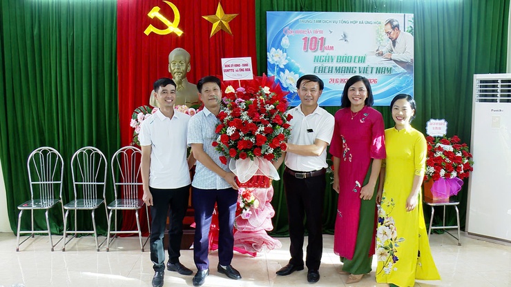 Lãnh đạo xã Ứng Hoà động viên, chúc mừng Trung tâm Dịch vụ tổng hợp xã nhân kỷ niệm 101 năm ngày báo chí cách mạng Việt Nam (21/6/1925 -21/6/2026).- Ảnh 4.