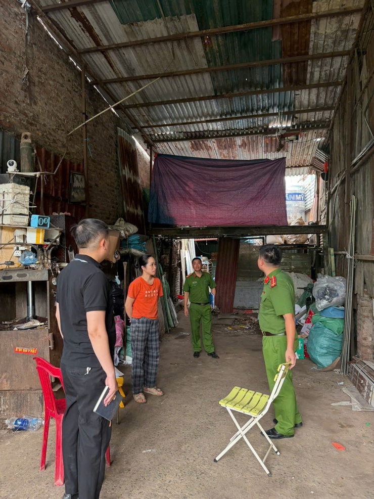 Phường Long Biên kiểm tra liên ngành việc chấp hành pháp luật đối với các cơ sở thu mua phế liệu trên địa bàn- Ảnh 1.