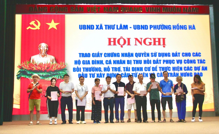 PHƯỜNG HỒNG HÀ PHỐI HỢP TỔ CHỨC TRAO GIẤY CHỨNG NHẬN QUYỀN SỬ DỤNG ĐẤT CHO CÁC HỘ DÂN TÁI ĐỊNH CƯ PHỤC VỤ DỰ ÁN TRỌNG ĐIỂM CỦA THÀNH PHỐ- Ảnh 6.