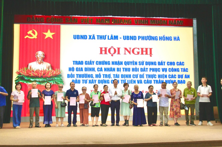 PHƯỜNG HỒNG HÀ PHỐI HỢP TỔ CHỨC TRAO GIẤY CHỨNG NHẬN QUYỀN SỬ DỤNG ĐẤT CHO CÁC HỘ DÂN TÁI ĐỊNH CƯ PHỤC VỤ DỰ ÁN TRỌNG ĐIỂM CỦA THÀNH PHỐ- Ảnh 7.