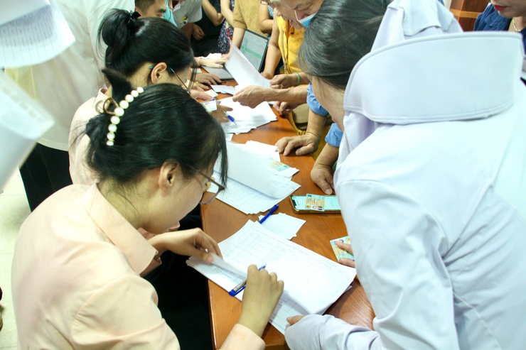 PHƯỜNG HỒNG HÀ PHỐI HỢP TỔ CHỨC TRAO GIẤY CHỨNG NHẬN QUYỀN SỬ DỤNG ĐẤT CHO CÁC HỘ DÂN TÁI ĐỊNH CƯ PHỤC VỤ DỰ ÁN TRỌNG ĐIỂM CỦA THÀNH PHỐ- Ảnh 3.