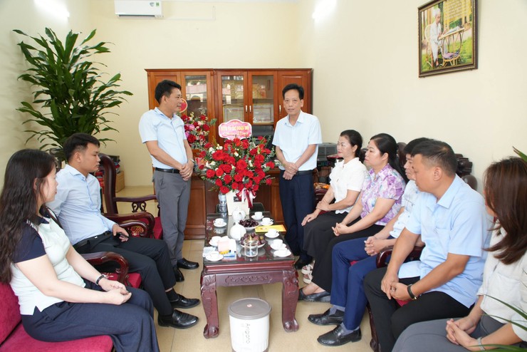 Ủy ban MTTQ Việt Nam xã, Công an xã Tây Phương thăm, chúc mừng Trung tâm Dịch vụ Tổng hợp xã nhân kỷ niệm 101 năm Ngày Báo chí Cách mạng Việt Nam (21/6/1925 - 21/6/2026)- Ảnh 1.
