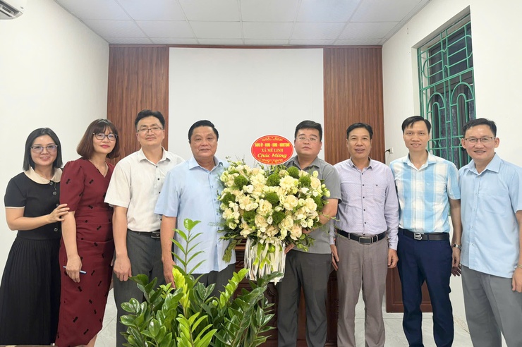 Đồng chí Chủ tịch UBND xã Trần Thanh Hoài chúc mừng Trung tâm Dịch vụ tổng hợp xã nhân ngày Báo chí cách mạng Việt Nam- Ảnh 1.