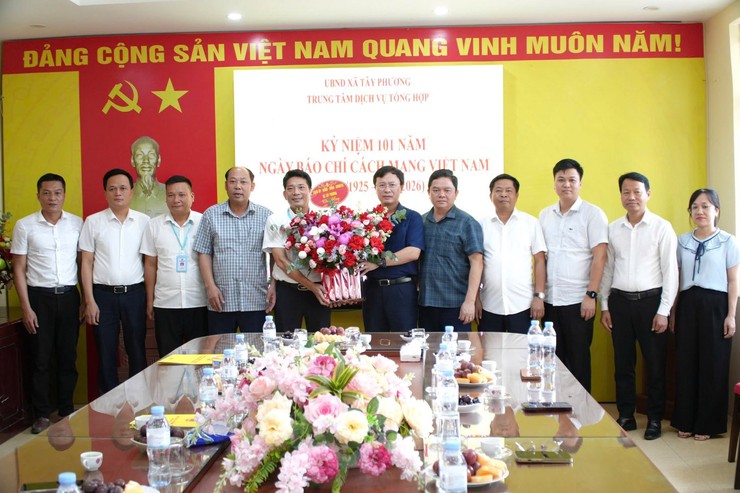 Lãnh đạo xã Tây Phương thăm, chúc mừng Trung tâm Dịch vụ Tổng hợp xã nhân kỷ niệm 101 năm Ngày Báo chí Cách mạng Việt Nam.- Ảnh 2.