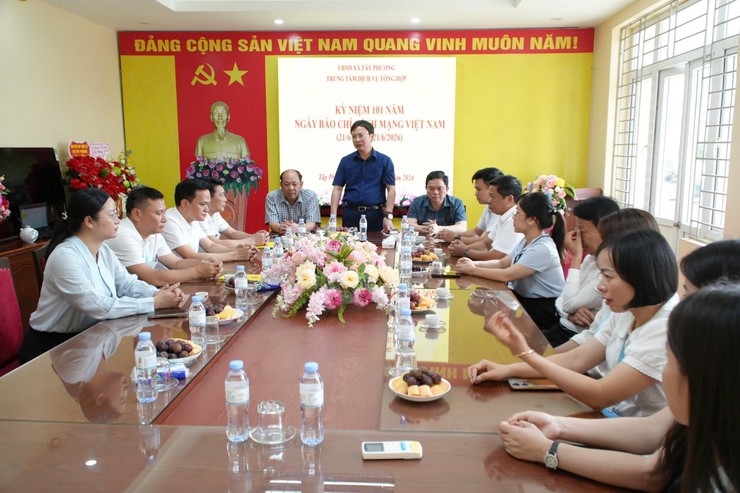 Lãnh đạo xã Tây Phương thăm, chúc mừng Trung tâm Dịch vụ Tổng hợp xã nhân kỷ niệm 101 năm Ngày Báo chí Cách mạng Việt Nam.- Ảnh 1.