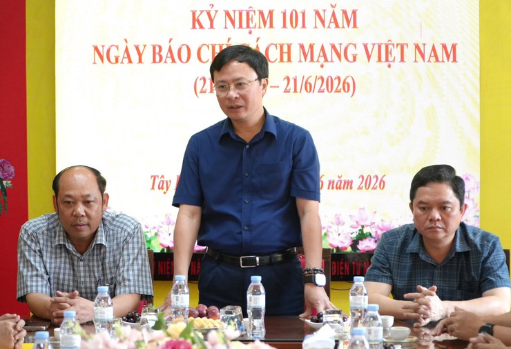 Lãnh đạo xã Tây Phương thăm, chúc mừng Trung tâm Dịch vụ Tổng hợp xã nhân kỷ niệm 101 năm Ngày Báo chí Cách mạng Việt Nam.- Ảnh 3.