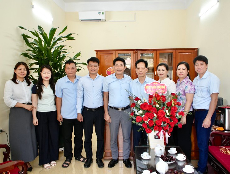 Ủy ban MTTQ Việt Nam xã, Công an xã Tây Phương thăm, chúc mừng Trung tâm Dịch vụ Tổng hợp xã nhân kỷ niệm 101 năm Ngày Báo chí Cách mạng Việt Nam (21/6/1925 - 21/6/2026)- Ảnh 2.