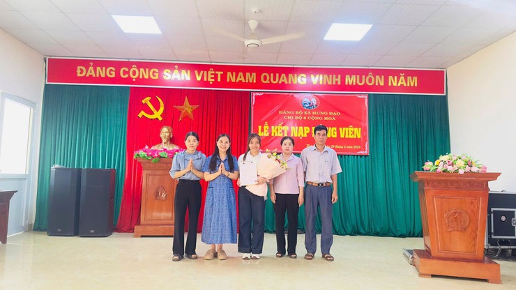 CHI BỘ 6 CỘNG HÒA TỔ CHỨC LỄ KẾT NẠP ĐẢNG VIÊN MỚI- Ảnh 2.