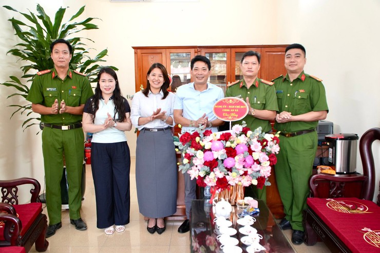 Ủy ban MTTQ Việt Nam xã, Công an xã Tây Phương thăm, chúc mừng Trung tâm Dịch vụ Tổng hợp xã nhân kỷ niệm 101 năm Ngày Báo chí Cách mạng Việt Nam (21/6/1925 - 21/6/2026)- Ảnh 3.