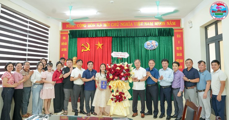 ĐẢNG ỦY - HĐND - UBND - UBMTTQ XÃ HƯNG ĐẠO THĂM, CHÚC MỪNG TRUNG TÂM DỊCH VỤ TỔNG HỢP XÃ NHÂN KỶ NIỆM 101 NĂM NGÀY BÁO CHÍ CÁCH MẠNG VIỆT NAM- Ảnh 1.