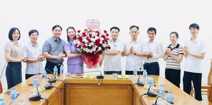 Lãnh đạo xã Vật Lại tặng hoa chúc mừng Trung tâm Dịch vụ Tổng hợp xã nhân kỷ niệm 101 năm Ngày báo chí cách mạng Việt Nam (21/6/1925 - 21/6/2026)- Ảnh 1.