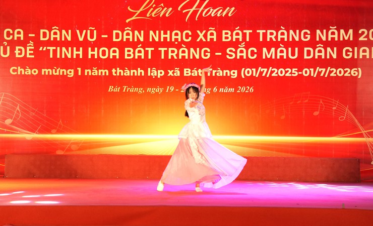 Đặc sắc đêm thi thứ hai Liên hoan Dân ca - Dân vũ - Dân nhạc xã Bát Tràng năm 2026- Ảnh 3.