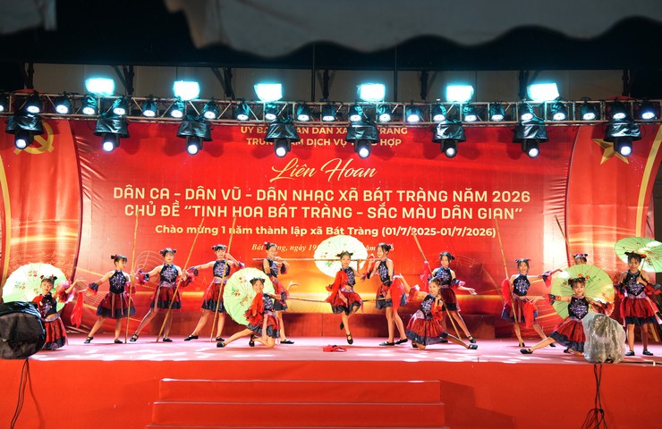 Đặc sắc đêm thi thứ hai Liên hoan Dân ca - Dân vũ - Dân nhạc xã Bát Tràng năm 2026- Ảnh 12.
