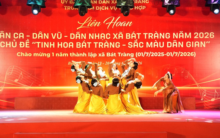 Đặc sắc đêm thi thứ hai Liên hoan Dân ca - Dân vũ - Dân nhạc xã Bát Tràng năm 2026- Ảnh 2.
