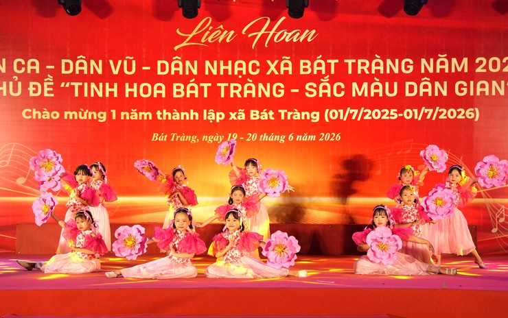 Đặc sắc đêm thi thứ hai Liên hoan Dân ca - Dân vũ - Dân nhạc xã Bát Tràng năm 2026- Ảnh 14.