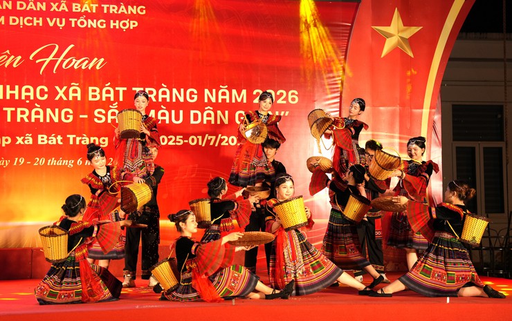 Đặc sắc đêm thi thứ hai Liên hoan Dân ca - Dân vũ - Dân nhạc xã Bát Tràng năm 2026- Ảnh 18.