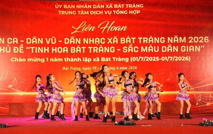 Đặc sắc đêm thi thứ hai Liên hoan Dân ca - Dân vũ - Dân nhạc xã Bát Tràng năm 2026- Ảnh 22.