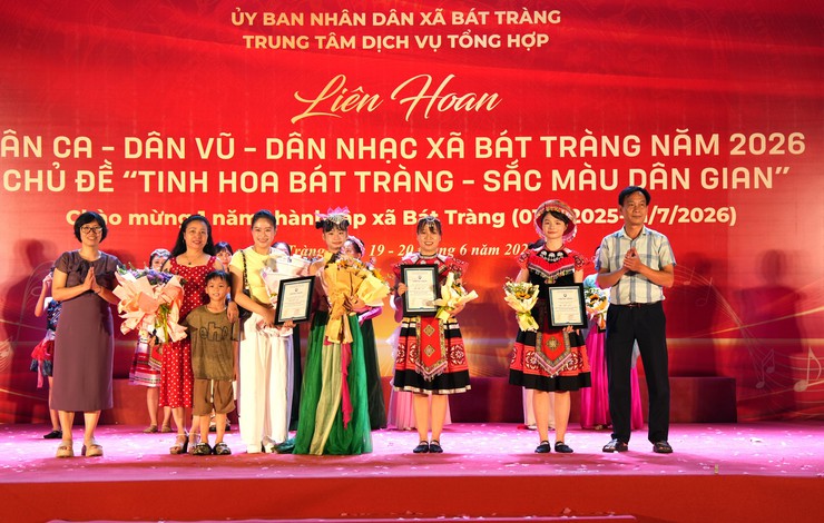 Đặc sắc đêm thi thứ hai Liên hoan Dân ca - Dân vũ - Dân nhạc xã Bát Tràng năm 2026- Ảnh 8.