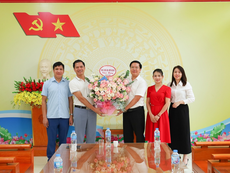 Lãnh đạo xã Suối Hai thăm, chúc mừng Trung tâm Dịch vụ tổng hợp nhân kỷ niệm 101 năm ngày BCCM Việt Nam- Ảnh 1.