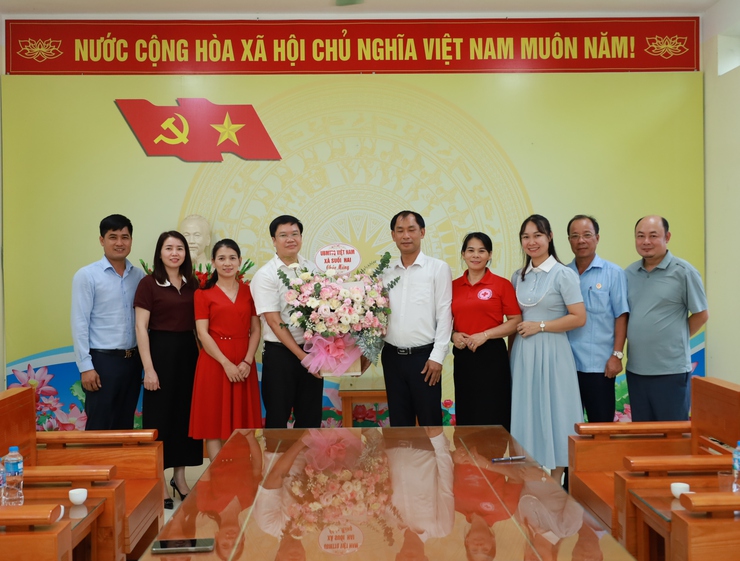 Lãnh đạo xã Suối Hai thăm, chúc mừng Trung tâm Dịch vụ tổng hợp nhân kỷ niệm 101 năm ngày BCCM Việt Nam- Ảnh 2.