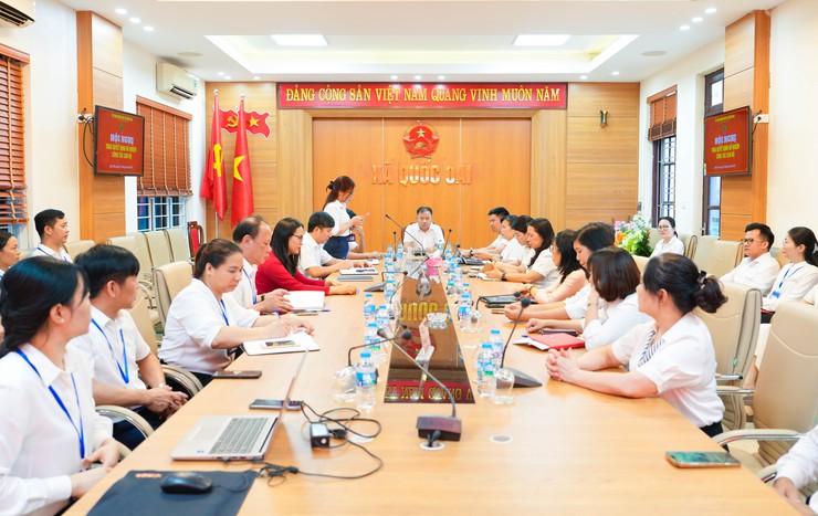 UBND xã Quốc Oai công bố và trao quyết định bổ nhiệm lãnh đạo quản lý Văn phòng HĐND&UBND và Trạm Y tế xã- Ảnh 1.