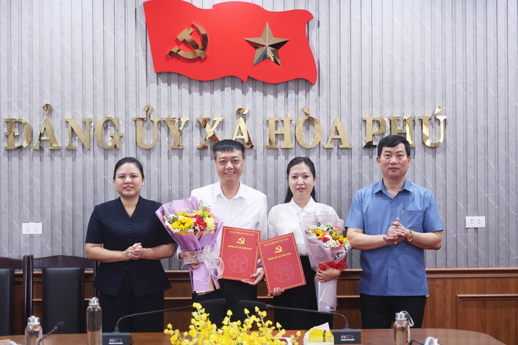 Đảng ủy xã Hòa Phú tổ chức hội nghị công bố, trao quyết định về công tác cán bộ- Ảnh 2.