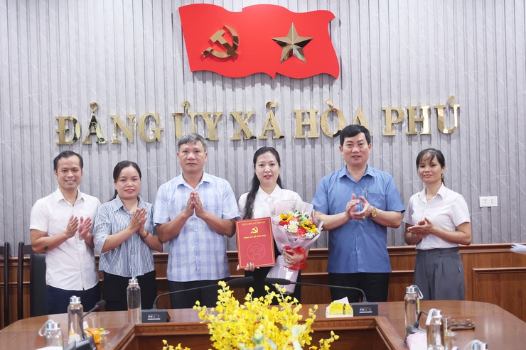 Đảng ủy xã Hòa Phú tổ chức hội nghị công bố, trao quyết định về công tác cán bộ- Ảnh 5.