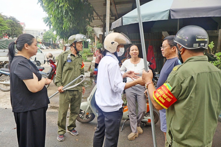 Xã Đoài Phương ra quân tuyên truyền, kiểm tra, tuần tra bắt chó thả rông- Ảnh 2.