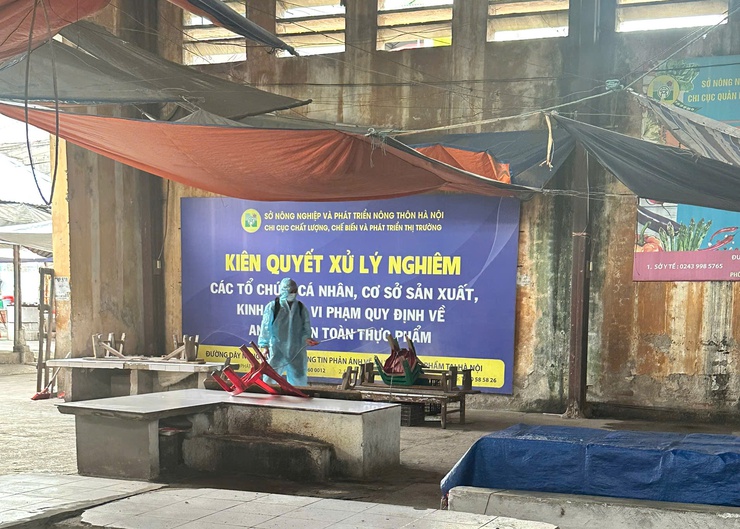    Xã Phú Xuyên triển khai phun diệt ruồi năm 2026 và vệ sinh, khử trùng, tiêu độc sau tiêm phòng đại trà đợt 1/2026- Ảnh 2.