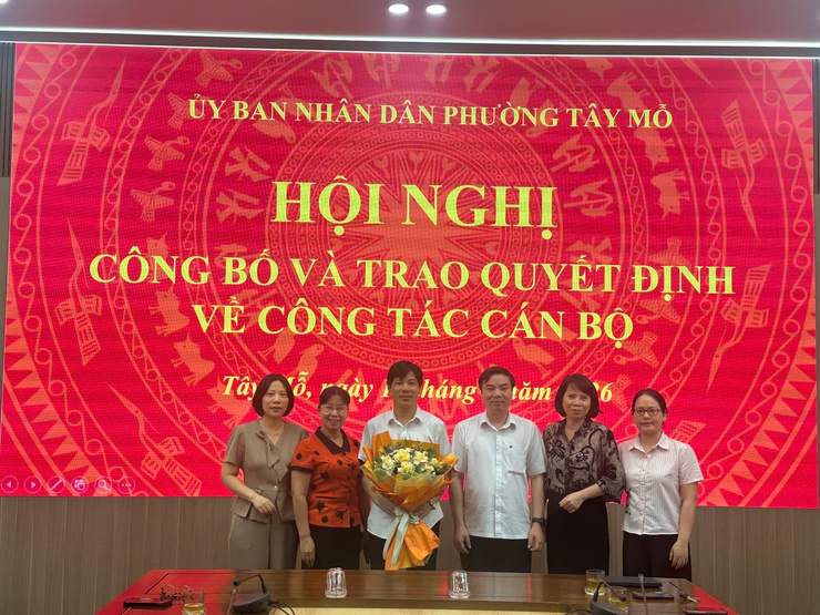 Phường Tây Mỗ công bố và trao các quyết định về công tác cán bộ- Ảnh 6.