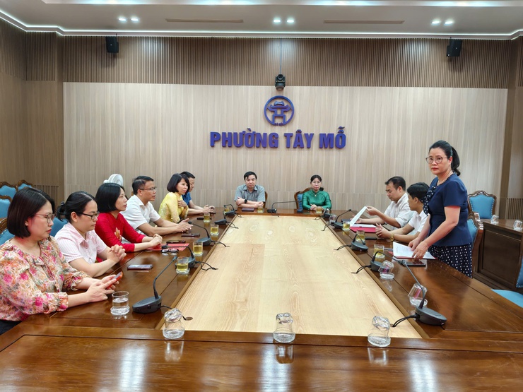 Phường Tây Mỗ công bố và trao các quyết định về công tác cán bộ- Ảnh 1.