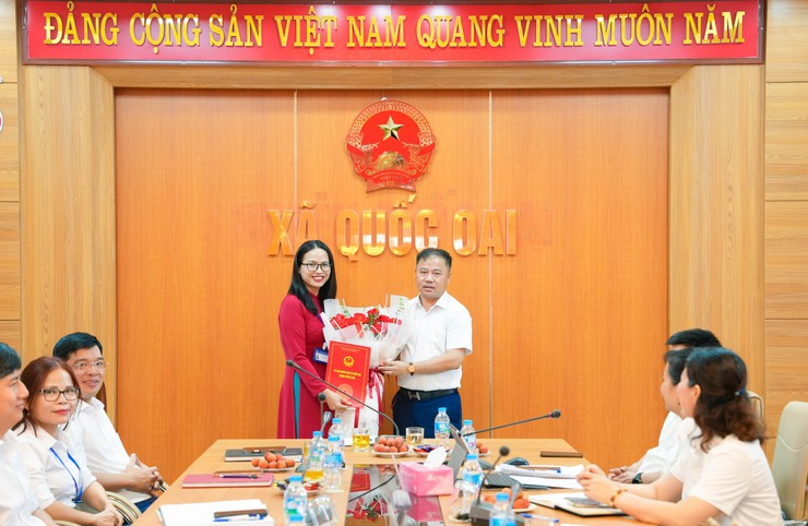UBND xã Quốc Oai công bố và trao quyết định bổ nhiệm lãnh đạo quản lý Văn phòng HĐND&UBND và Trạm Y tế xã- Ảnh 3.