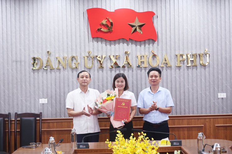 Đảng ủy xã Hòa Phú tổ chức hội nghị công bố, trao quyết định về công tác cán bộ- Ảnh 4.
