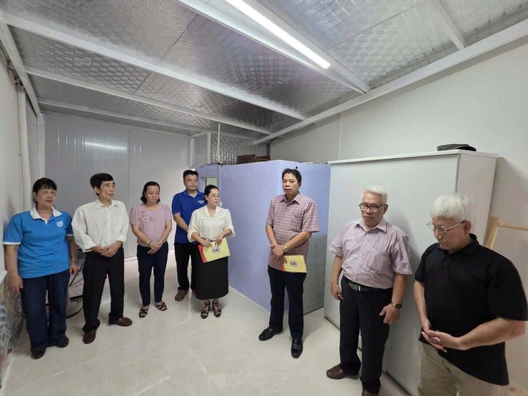PHƯỜNG VĂN MIẾU - QUỐC TỬ GIÁM TRAO TẶNG NHÀ ĐẠI ĐOÀN KẾT CHO HỘ GIA ĐÌNH CÓ HOÀN CẢNH KHÓ KHĂN- Ảnh 1.
