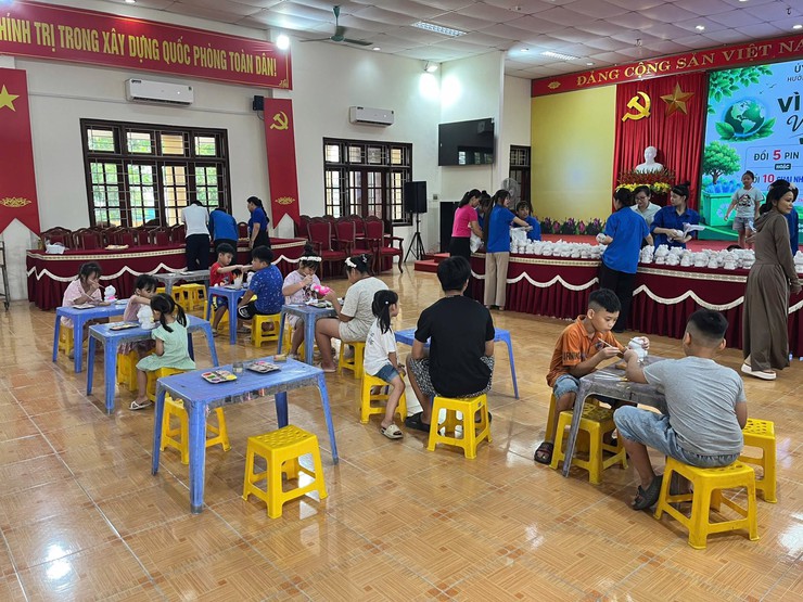 Chương trình "Đổi pin đã qua sử dụng, rác thải nhựa lấy tượng tô"- Ảnh 3.