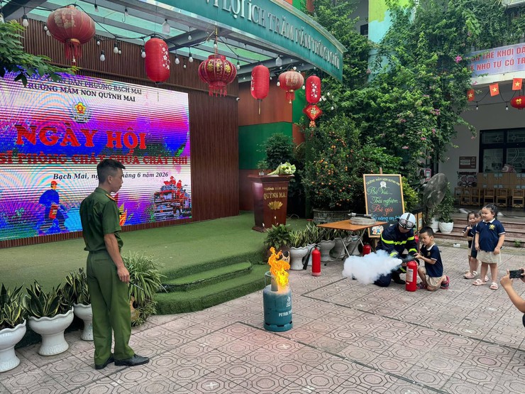 TUỔI TRẺ CÔNG AN PHƯỜNG BẠCH MAI PHỐI HỢP TỔ CHỨC “NGÀY HỘI CHIẾN SỸ PHÒNG CHÁY CHỮA CHÁY NHÍ” TẠI TRƯỜNG MẦM NON QUỲNH MAI- Ảnh 7.