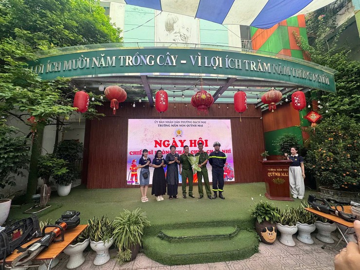 TUỔI TRẺ CÔNG AN PHƯỜNG BẠCH MAI PHỐI HỢP TỔ CHỨC “NGÀY HỘI CHIẾN SỸ PHÒNG CHÁY CHỮA CHÁY NHÍ” TẠI TRƯỜNG MẦM NON QUỲNH MAI- Ảnh 5.