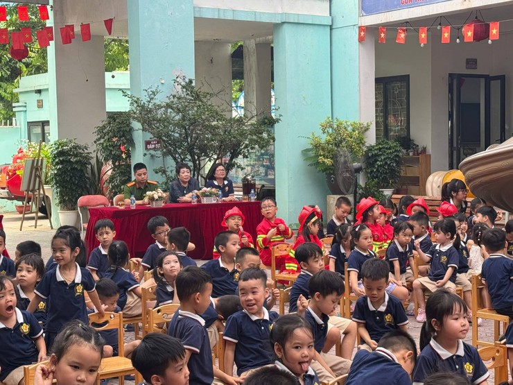TUỔI TRẺ CÔNG AN PHƯỜNG BẠCH MAI PHỐI HỢP TỔ CHỨC “NGÀY HỘI CHIẾN SỸ PHÒNG CHÁY CHỮA CHÁY NHÍ” TẠI TRƯỜNG MẦM NON QUỲNH MAI- Ảnh 3.