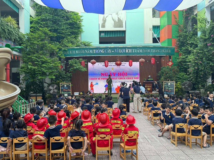 TUỔI TRẺ CÔNG AN PHƯỜNG BẠCH MAI PHỐI HỢP TỔ CHỨC “NGÀY HỘI CHIẾN SỸ PHÒNG CHÁY CHỮA CHÁY NHÍ” TẠI TRƯỜNG MẦM NON QUỲNH MAI- Ảnh 4.