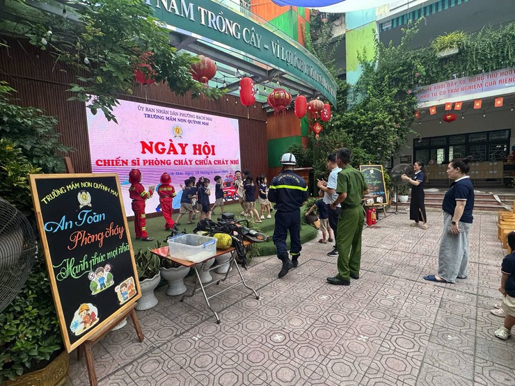TUỔI TRẺ CÔNG AN PHƯỜNG BẠCH MAI PHỐI HỢP TỔ CHỨC “NGÀY HỘI CHIẾN SỸ PHÒNG CHÁY CHỮA CHÁY NHÍ” TẠI TRƯỜNG MẦM NON QUỲNH MAI- Ảnh 1.