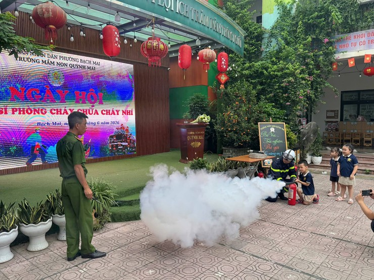 TUỔI TRẺ CÔNG AN PHƯỜNG BẠCH MAI PHỐI HỢP TỔ CHỨC “NGÀY HỘI CHIẾN SỸ PHÒNG CHÁY CHỮA CHÁY NHÍ” TẠI TRƯỜNG MẦM NON QUỲNH MAI- Ảnh 6.