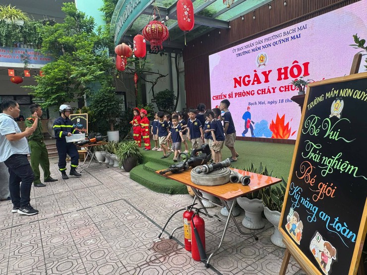 TUỔI TRẺ CÔNG AN PHƯỜNG BẠCH MAI PHỐI HỢP TỔ CHỨC “NGÀY HỘI CHIẾN SỸ PHÒNG CHÁY CHỮA CHÁY NHÍ” TẠI TRƯỜNG MẦM NON QUỲNH MAI- Ảnh 2.