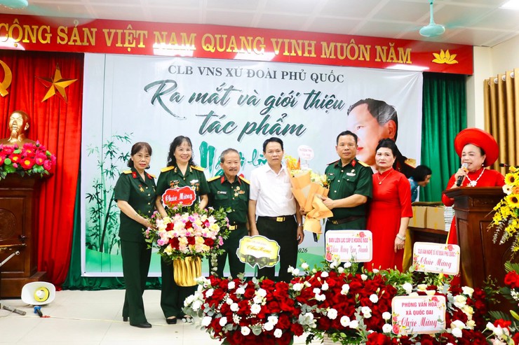 CLB Văn nghệ sỹ xứ Đoài Phủ Quốc tổ chức ra mắt và giới thiệu tác phẩm “Người lính và quê hương”- Ảnh 5.